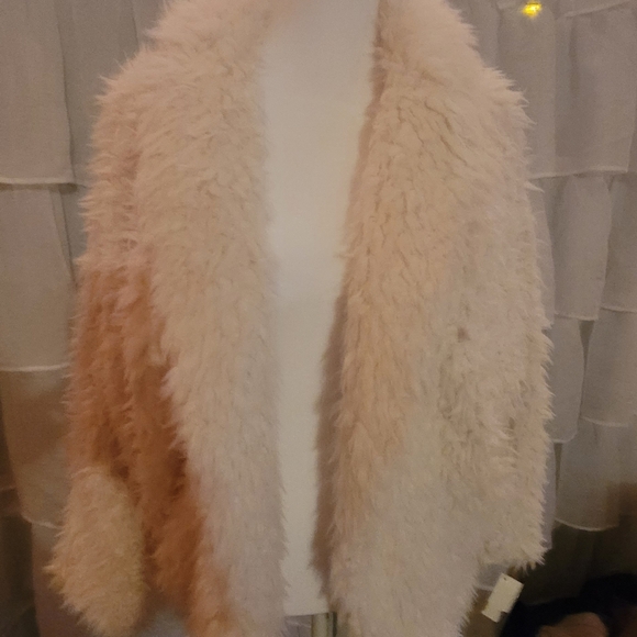 BLOGGER'S FAVE! Express Faux Fur Coat White NWT XSMALL - Picture 4 of 5